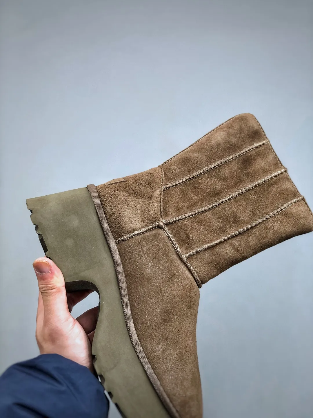 Local self-pickup💰700 supports store placement. The top version on the market UGG Fishman Thick-soled Pencil Boots. 5cm thick sole. Xiaohongshu’s hot model. Produced by a major foreign trade factory in Guangzhou. Toe box to insole are all made of genuine sheep fur. Independent outer box packaging. Chip. Waterproof technology. Differentiated from any version on the market. 5cm thick sole. Independent original development of outsole. Cashmere insole. Keep warm in winter. It is a very suitable choice for home use. In the new year, uug launches a style series. Partly catered to the preferences of young consumers, it has also moved to the forefront of fashion trends. Shoe body material: water-repellent coated suede upper, 17 mm UGGPURE™ implanted wool insole, lightweight non-slip and comfortable rubber outsole, with brand LOGO and trademark, with full packaging. Size: 35 36 37 38 39 40